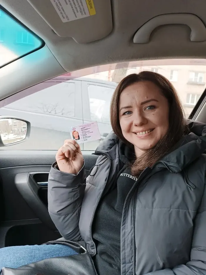 Выпускница автошколы за рулём