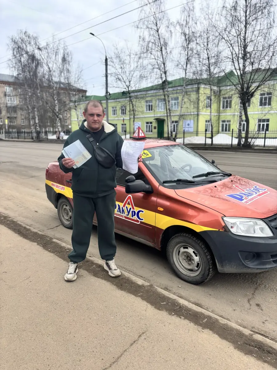 Инструктор автошколы «Ракурс» у учебного автомобиля