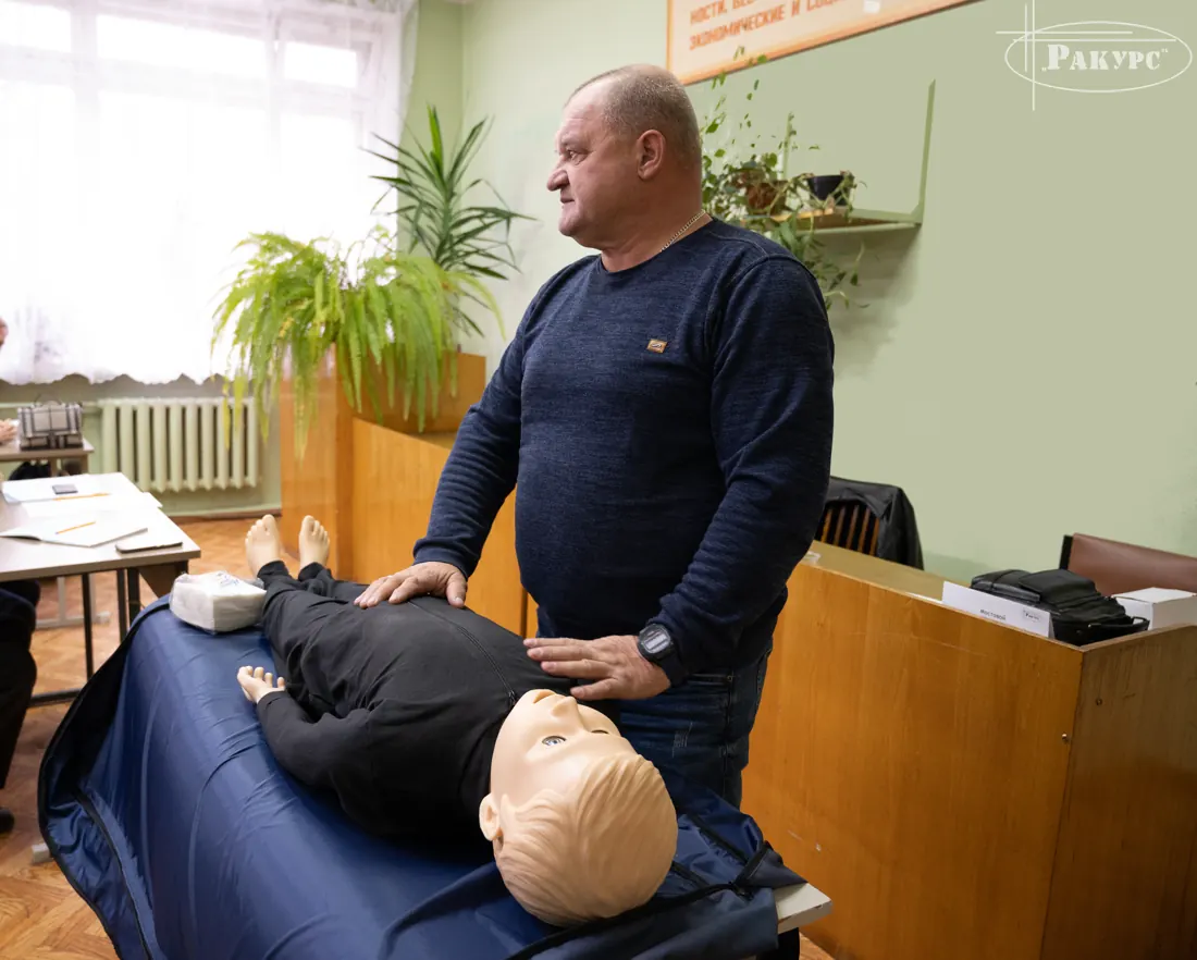 Отработка первой помощи на тренажёре в «Ракурсе»